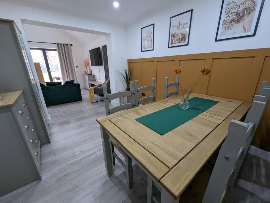 7 Guests - 4 Bedroom - Free Wi-Fi - Kettering Eksteriør billede