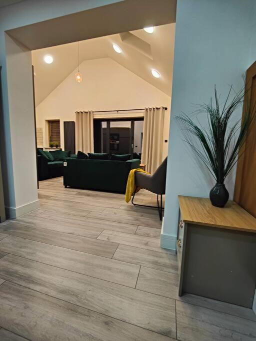 7 Guests - 4 Bedroom - Free Wi-Fi - Kettering Eksteriør billede