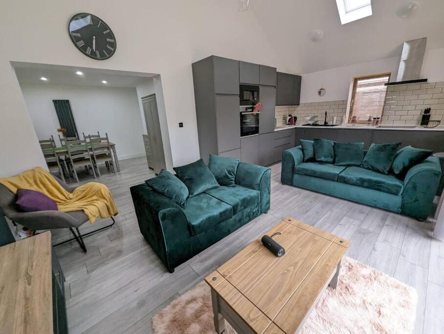 7 Guests - 4 Bedroom - Free Wi-Fi - Kettering Eksteriør billede