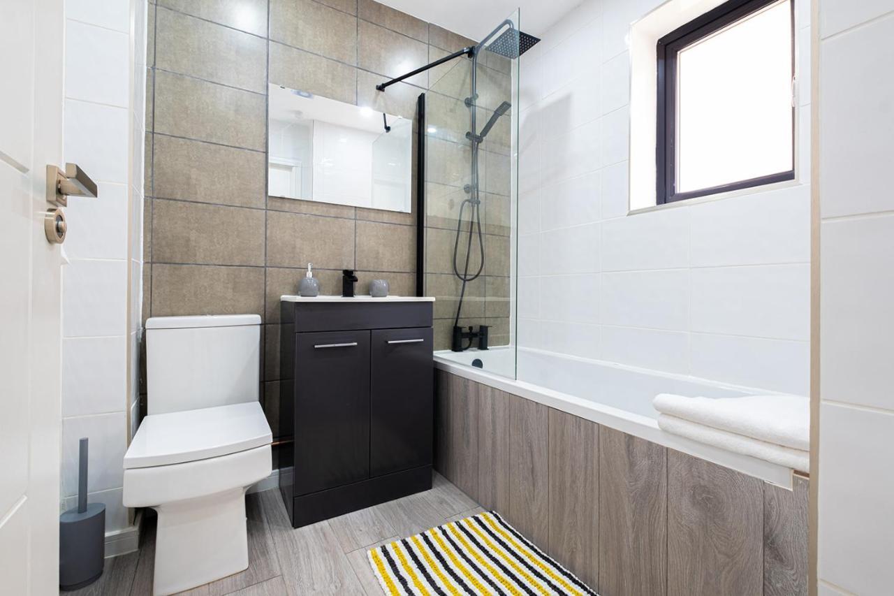 7 Guests - 4 Bedroom - Free Wi-Fi - Kettering Eksteriør billede