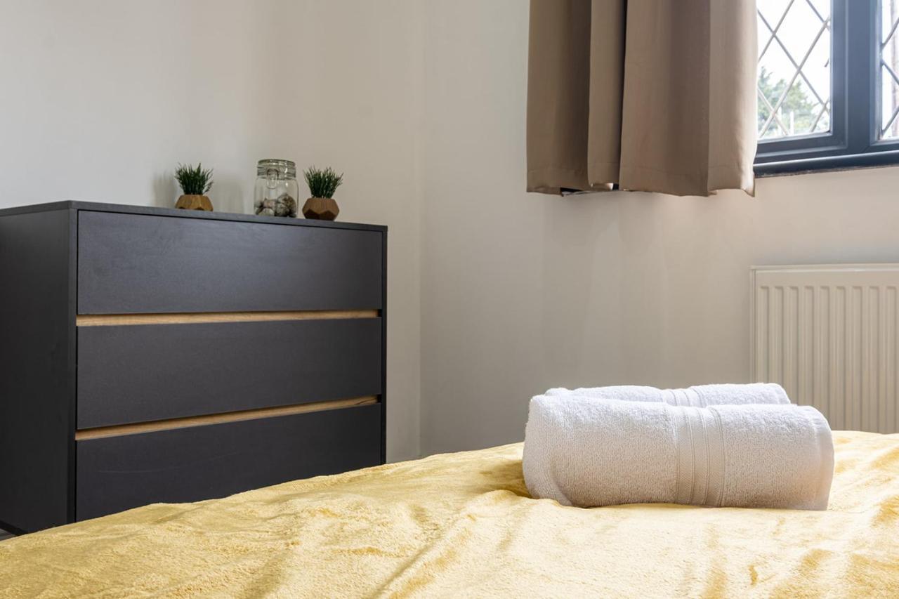 7 Guests - 4 Bedroom - Free Wi-Fi - Kettering Eksteriør billede