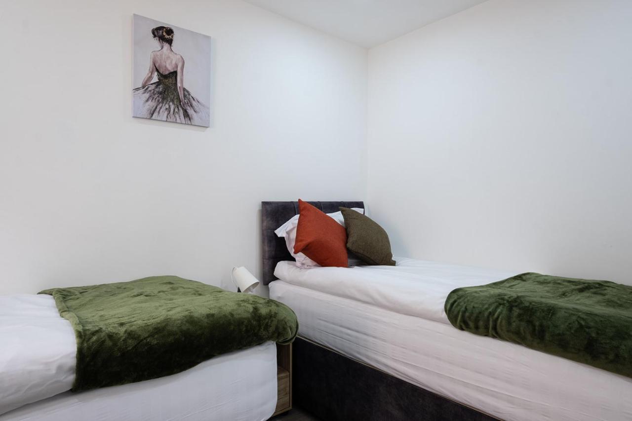 7 Guests - 4 Bedroom - Free Wi-Fi - Kettering Eksteriør billede