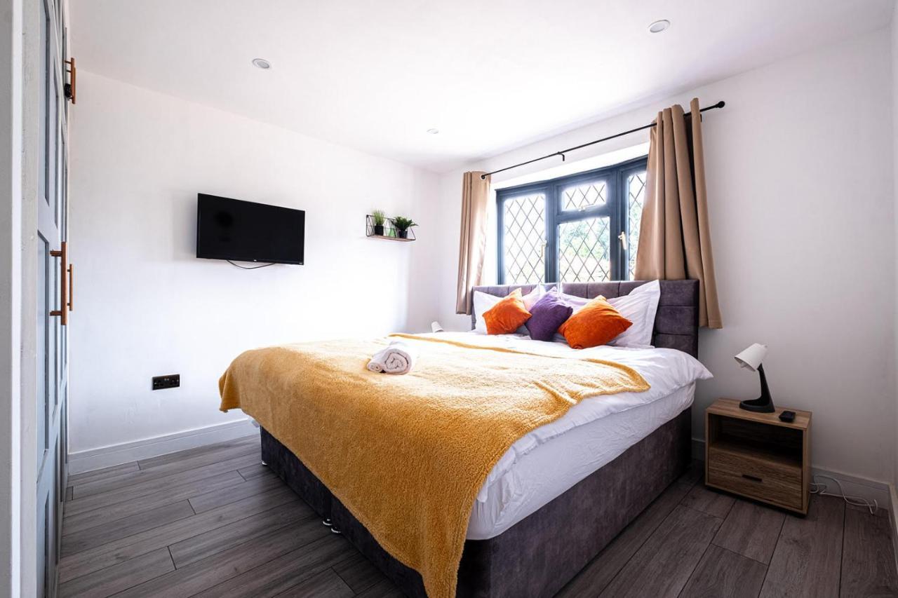 7 Guests - 4 Bedroom - Free Wi-Fi - Kettering Eksteriør billede